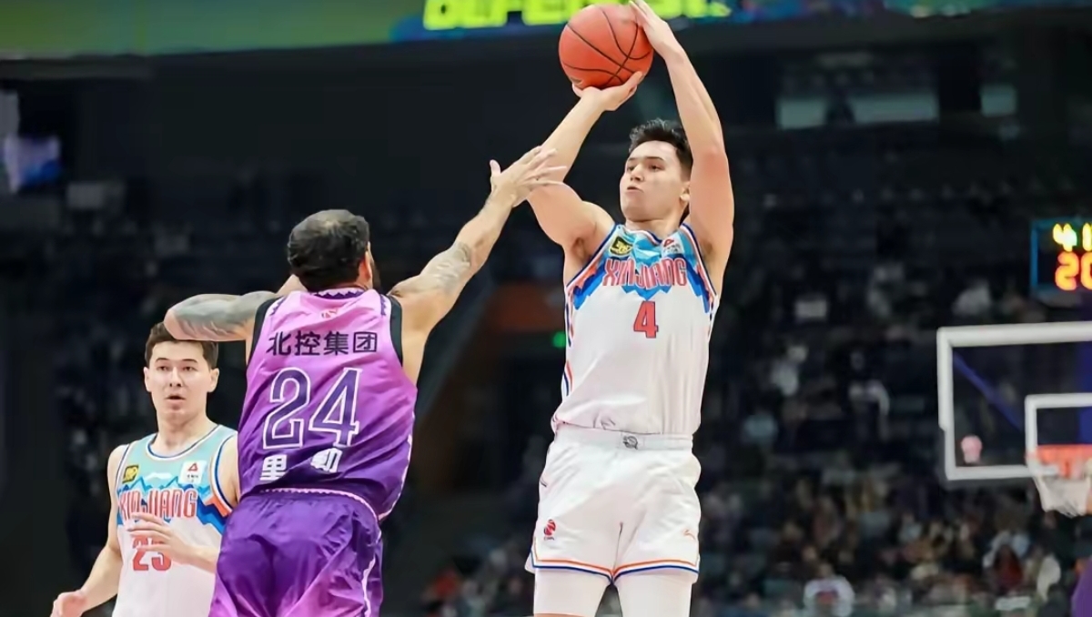 新疆队在比赛中展现强劲实力，夺魁