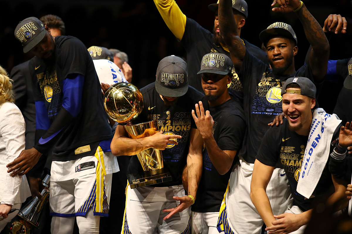 勇士客场击败湖人，取得四连胜！