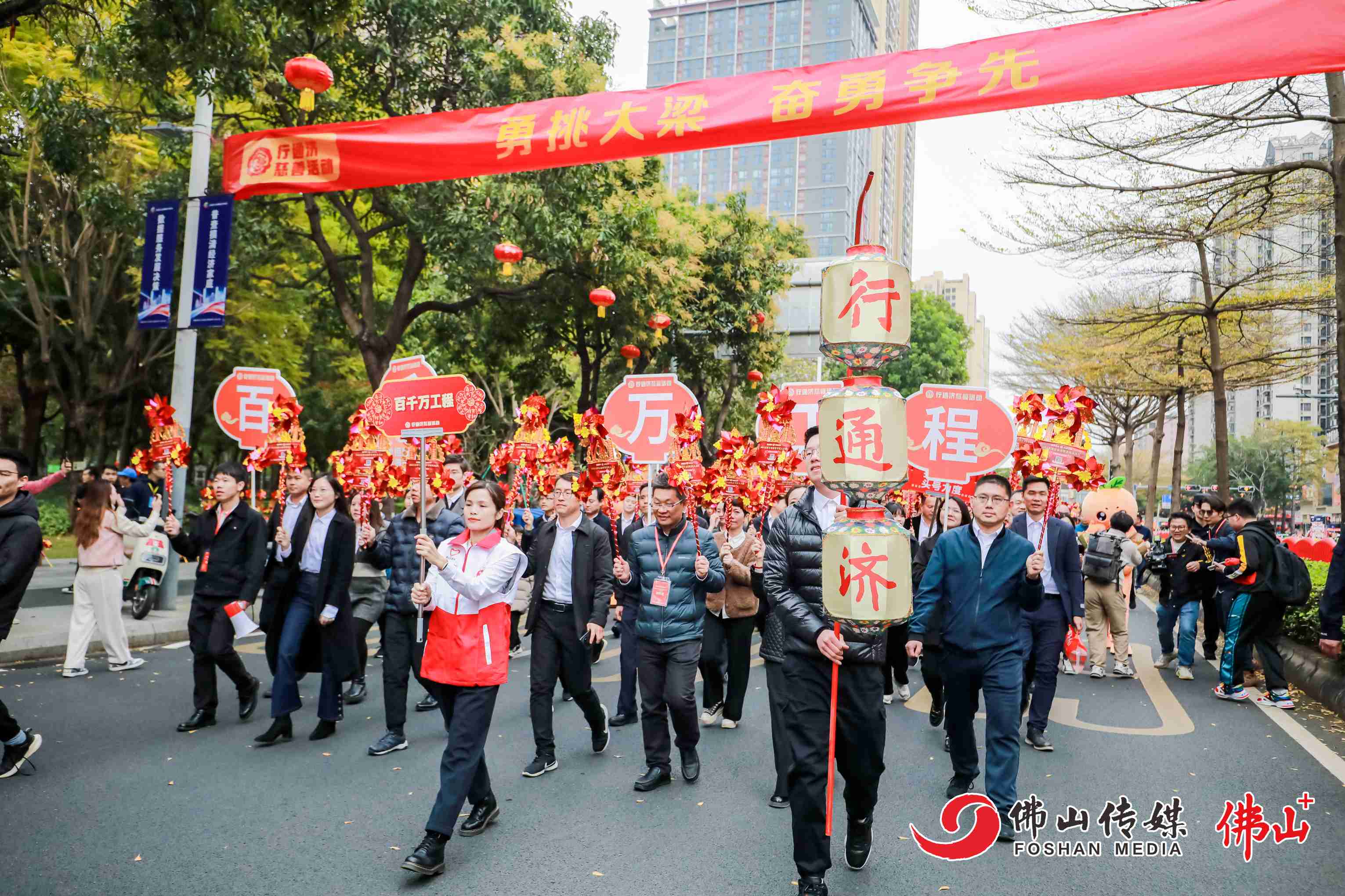 包含人队球员集体接受公益活动，传递正能量的词条