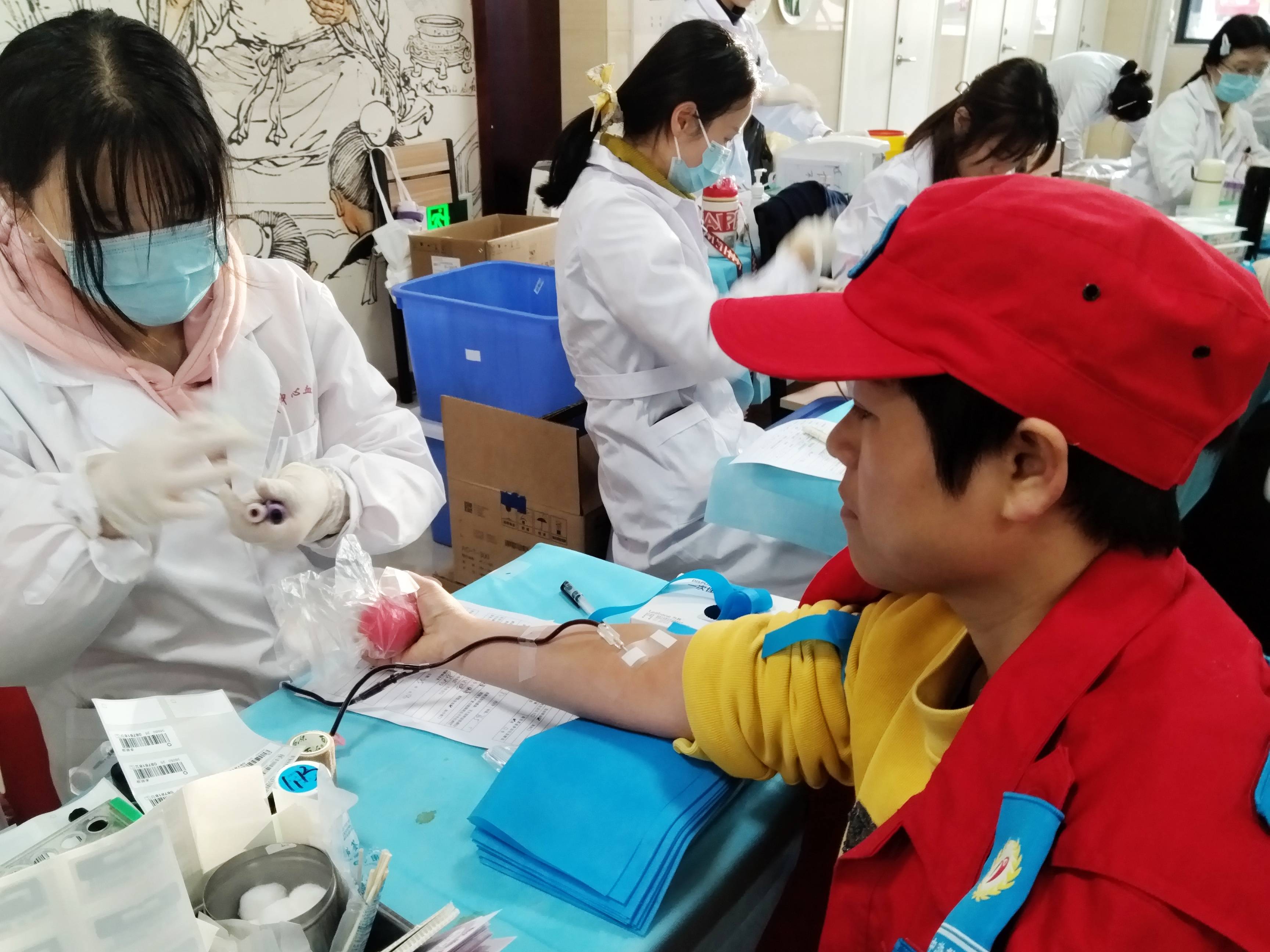 包含人队球员集体接受公益活动，传递正能量的词条