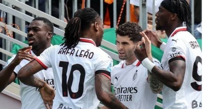 热那亚球员集体庆祝晋级意大利杯的简单介绍 热那亚球员集体庆祝晋级意大利杯的简单介绍