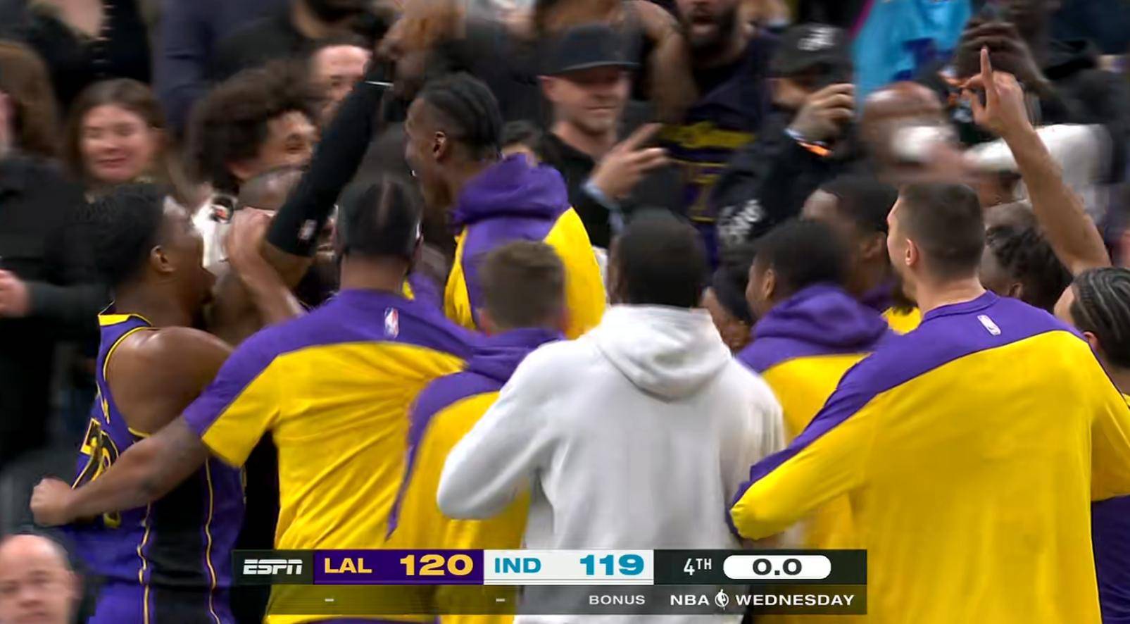 关键时刻球员挺身而出，领队凭借压哨球绝杀对手的简单介绍