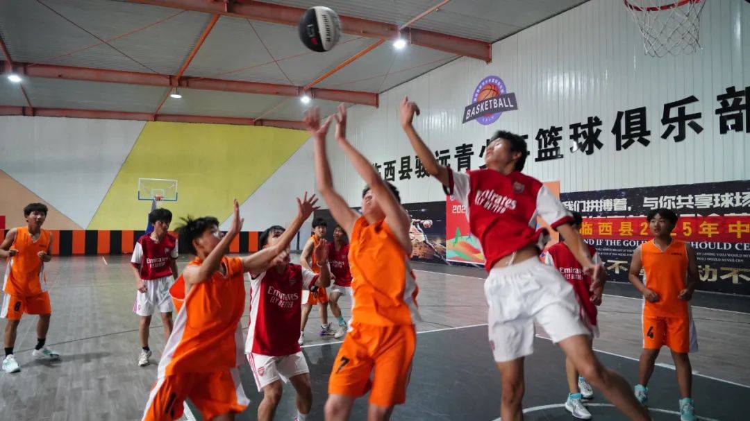 篮球赛场上球队风采熠熠闪亮