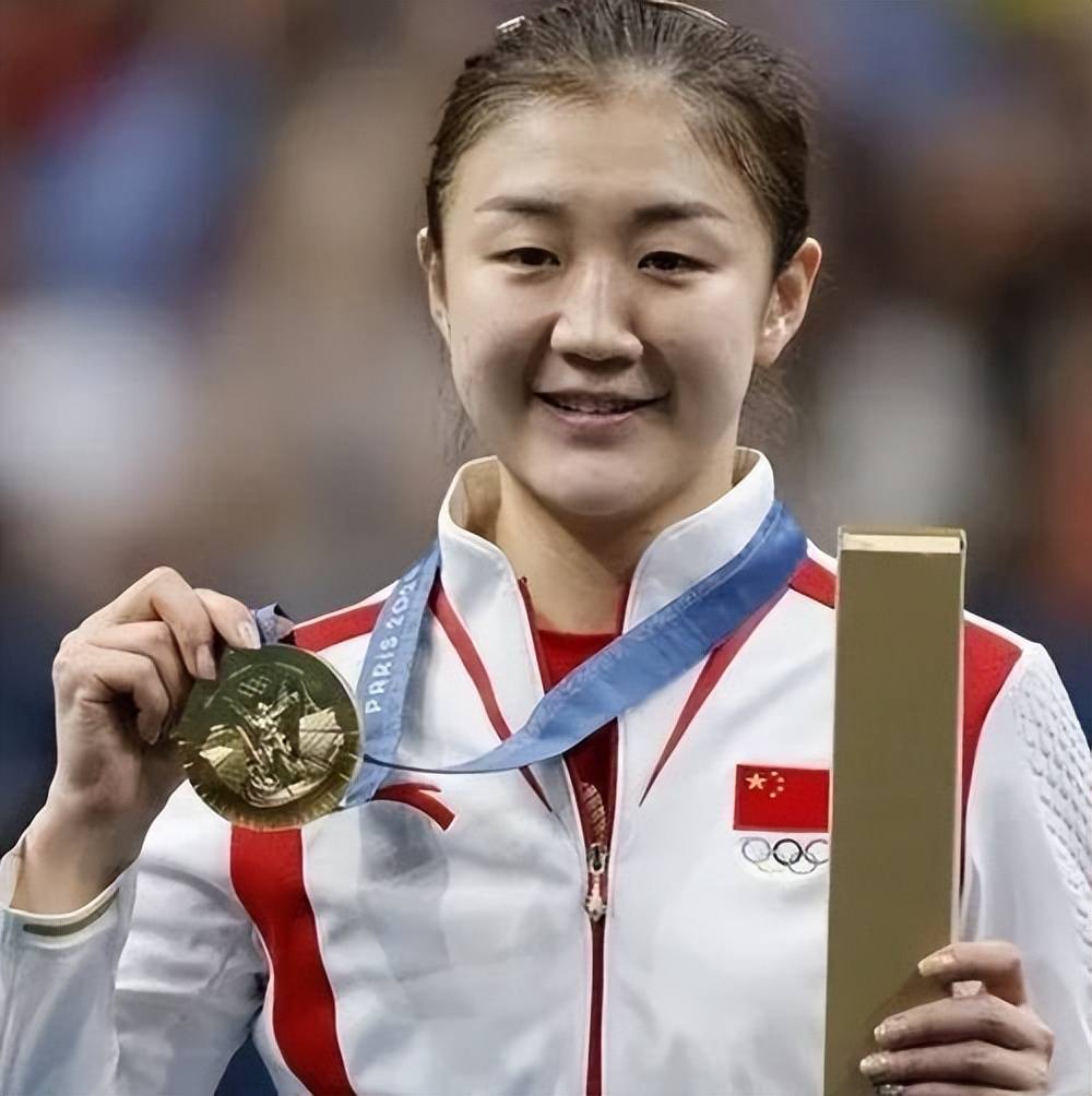 女运动员在比赛中展现了强大的实力，夺得了冠军的简单介绍