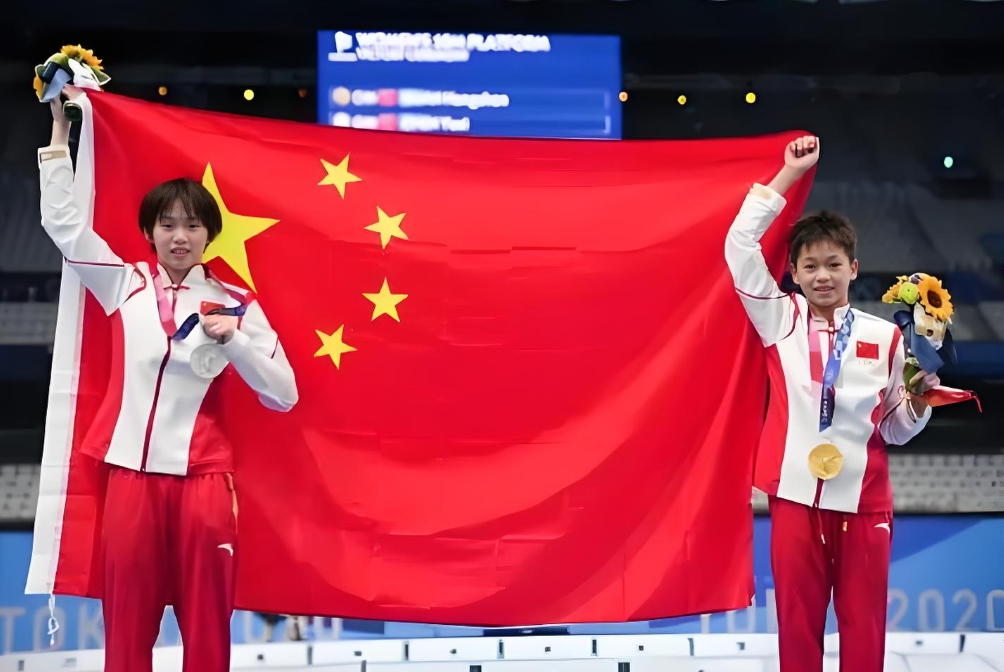 女运动员在比赛中展现了强大的实力，夺得了冠军的简单介绍