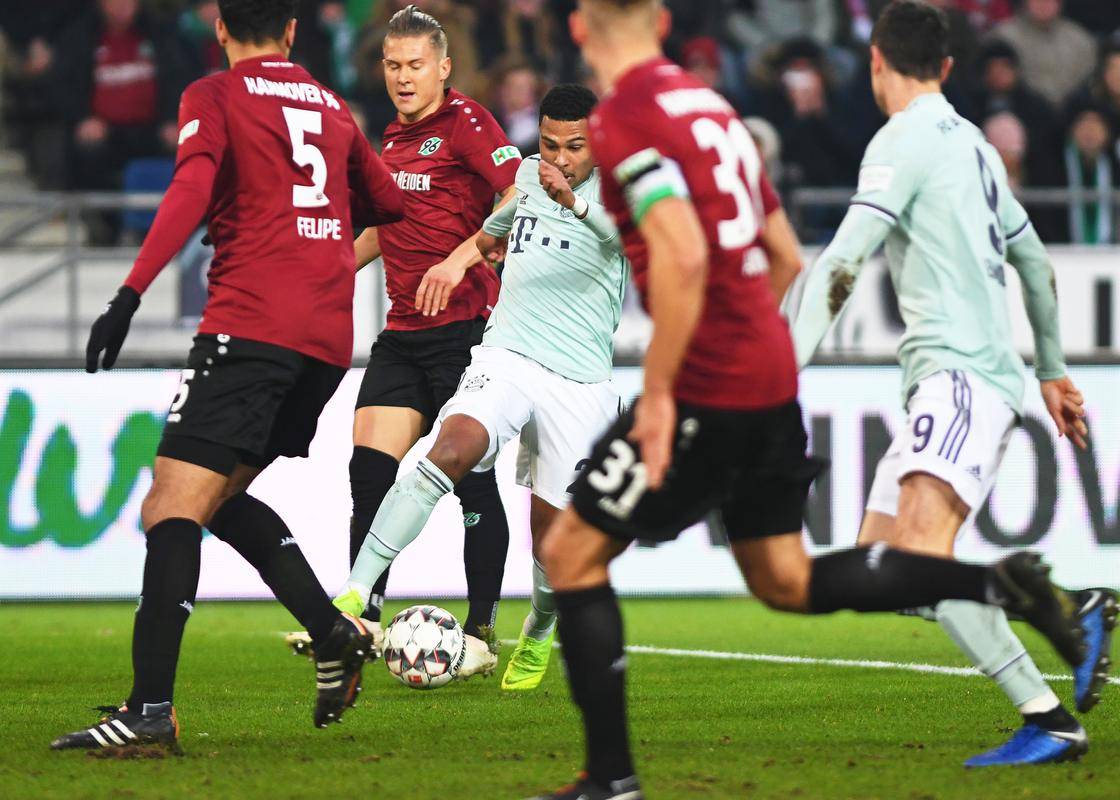 沙尔克队在比赛中展现出色技术，赢得胜利！