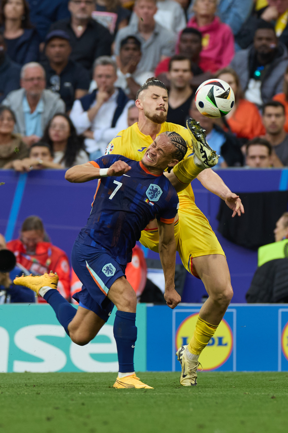 荷兰女足巧妙作战，夺得国际比赛季军