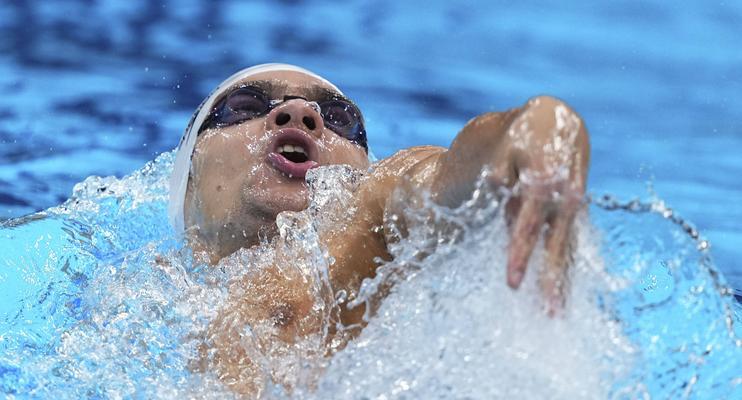 美国游泳选手再夺冠，刷新世界纪录