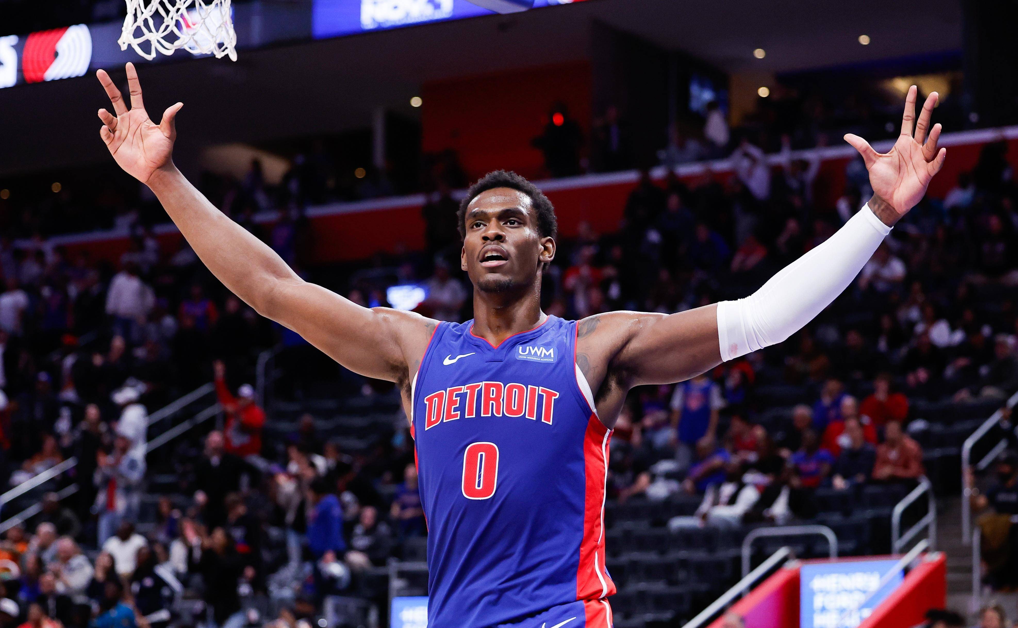 引人瞩目！一名球员完成高难度扣篮