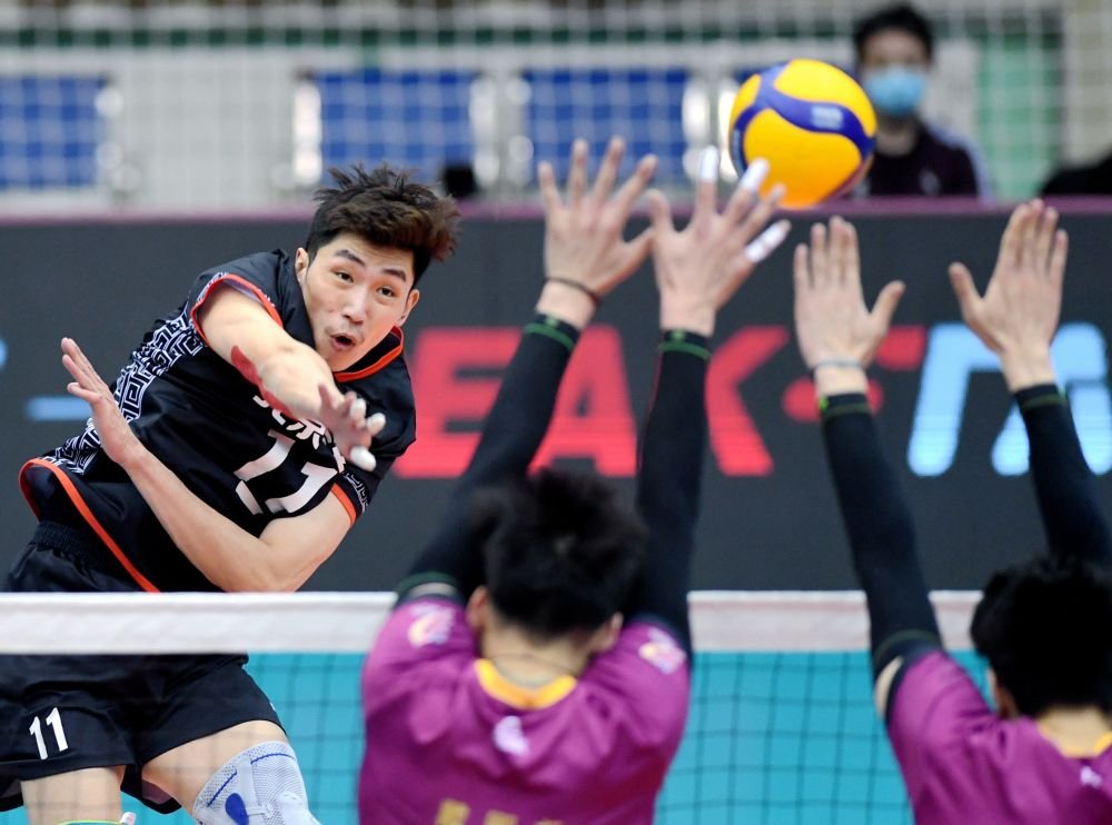 教练战术独到,指导球队逆转胜利 教练战术独到,指导球队逆转胜利