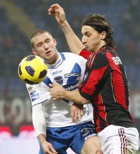 AC米兰球迷力挺球队，与俱乐部同舟共济的简单介绍