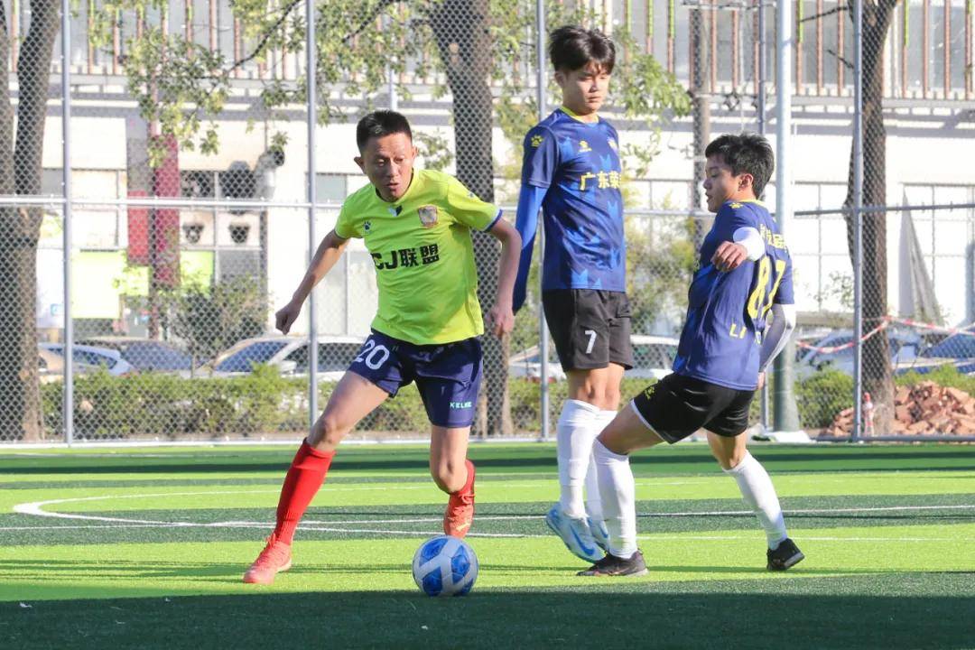 开云官网-乙级足球联赛上演精彩对决，场外掠影引人入胜