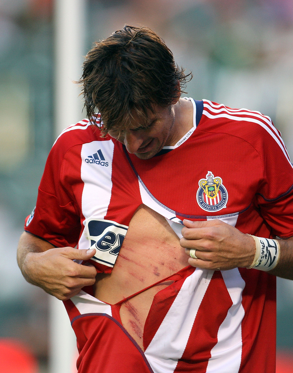 赛场感人瞬间，球员奋力拼搏