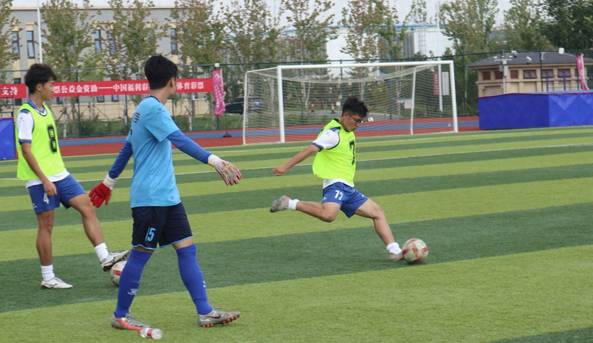 足球比赛现场举行集体加油助威活动，气氛火热