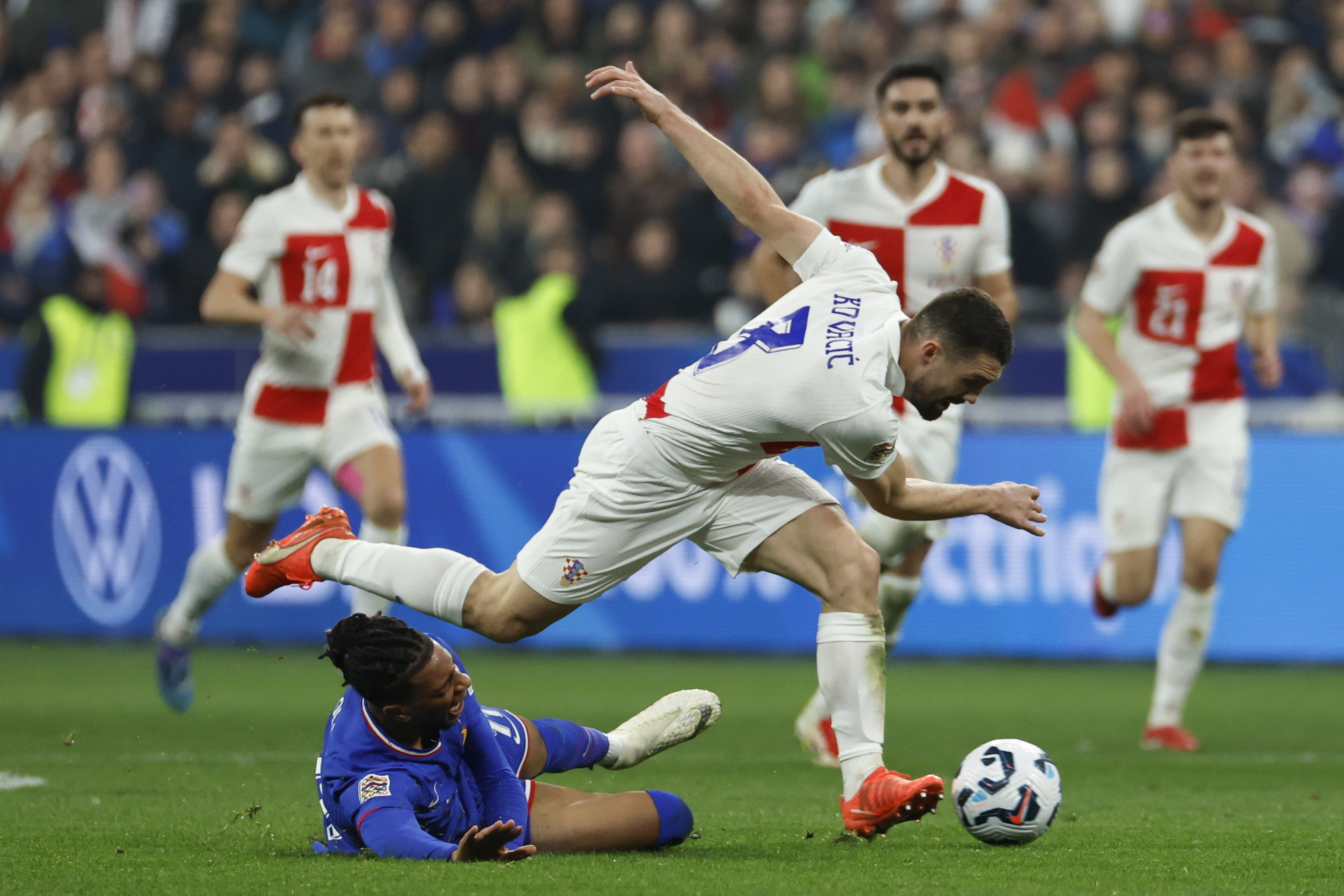 开云体育在线-欧国联赛场激情四溢，精彩瞬间尽收眼底