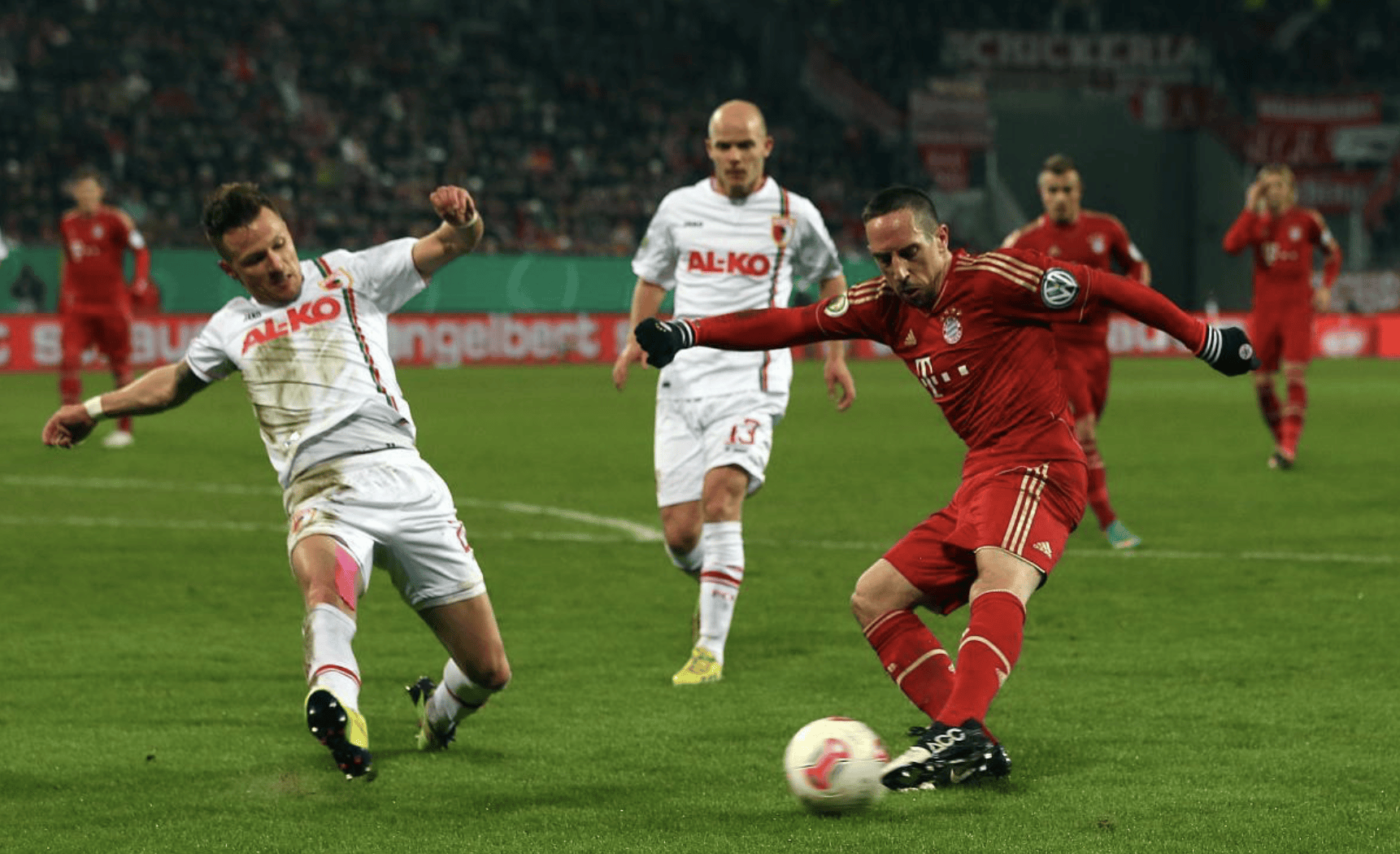 奥格斯堡战平对手，保持佳绩领先集团