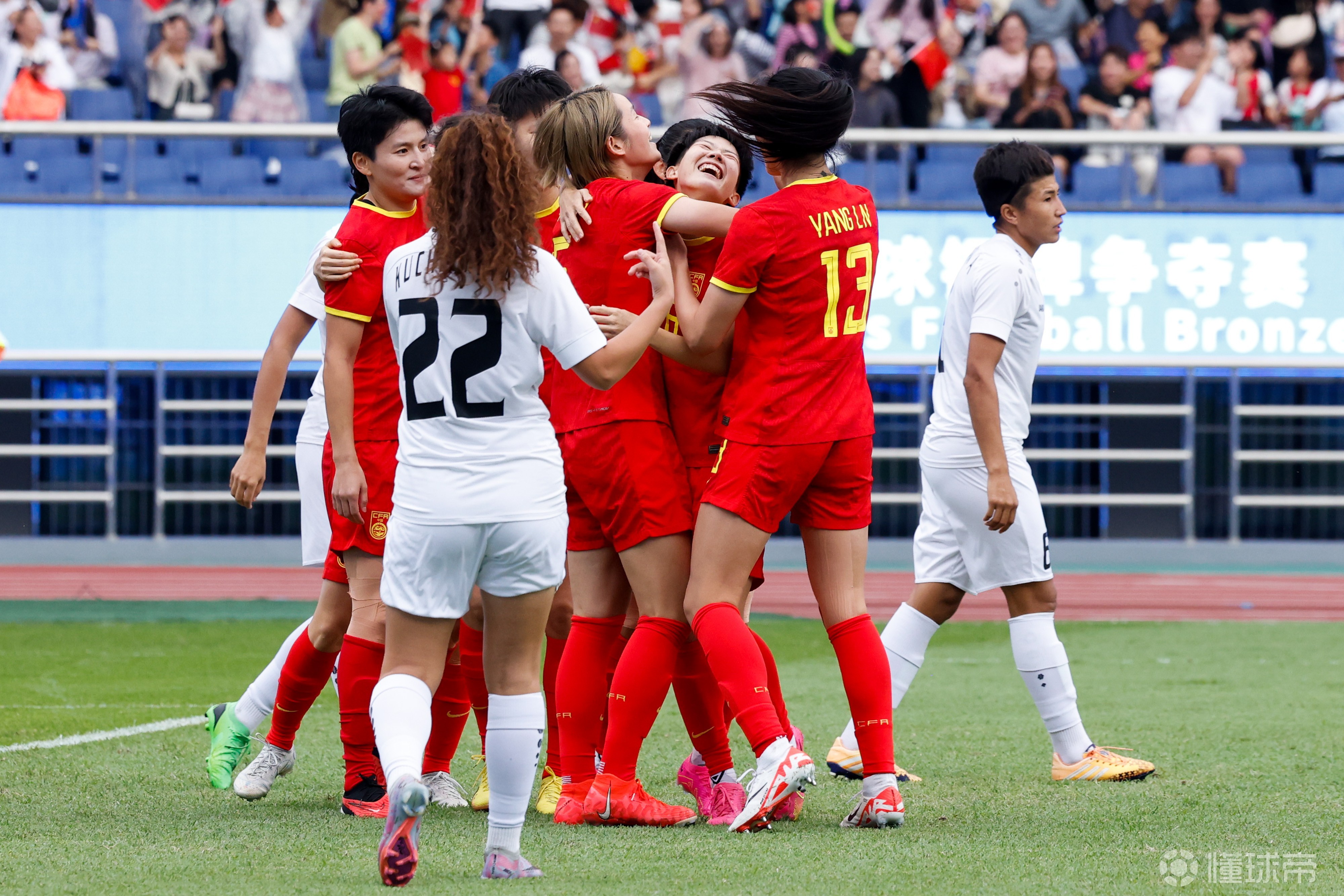 包含乌兹别克斯坦球队奋力抗衡，力争晋级的词条