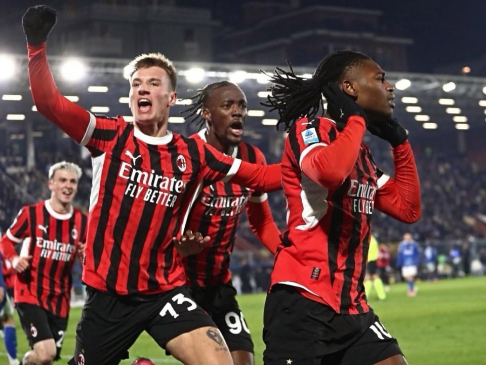 AC米兰球员合影引争议，外界质疑团队凝聚力