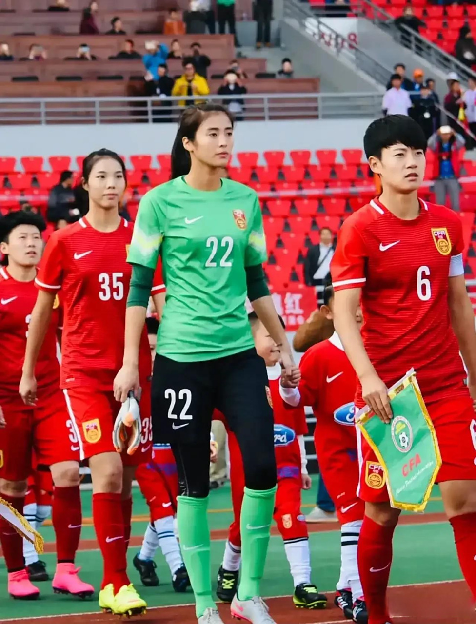 中国女足比赛大放异彩，成功杀入半决赛