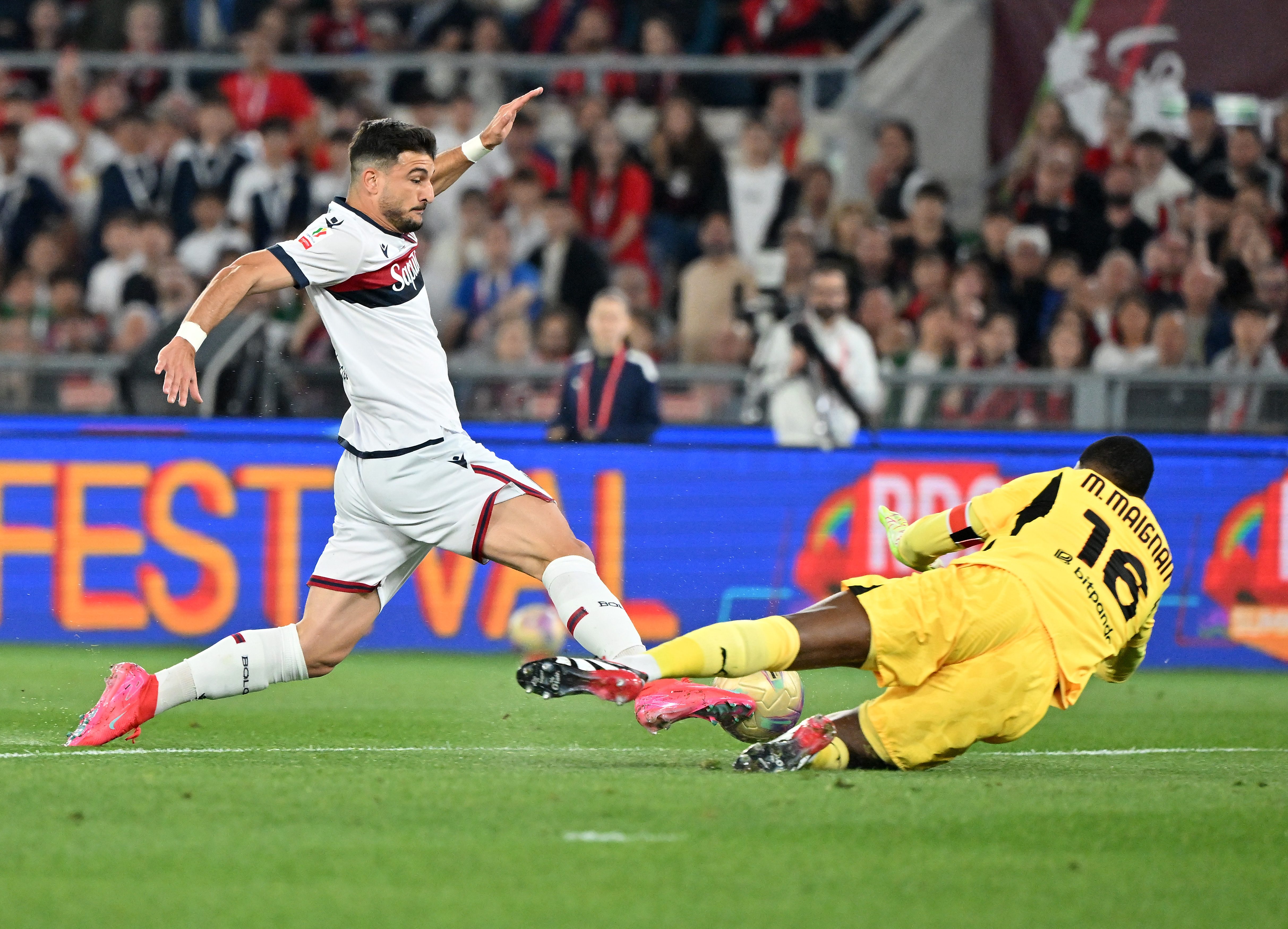 意大利足球明星耀眼登场，战绩斐然引人瞩目