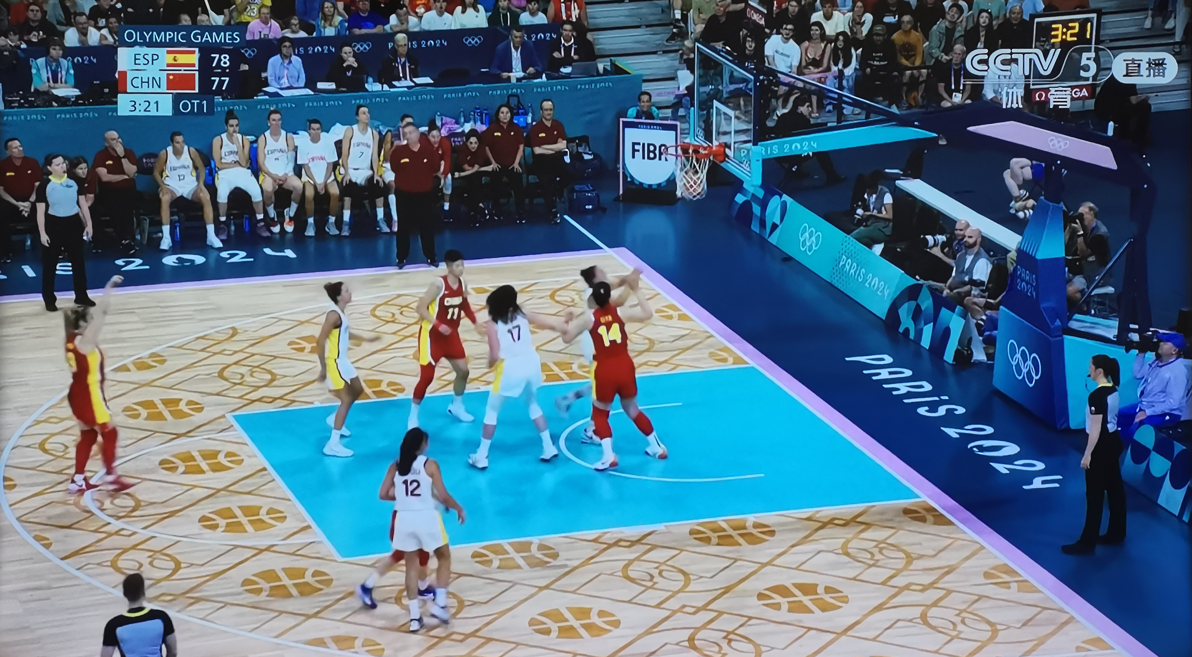 开云体育-比赛中双方队员的激烈对抗引起场上紧张气氛