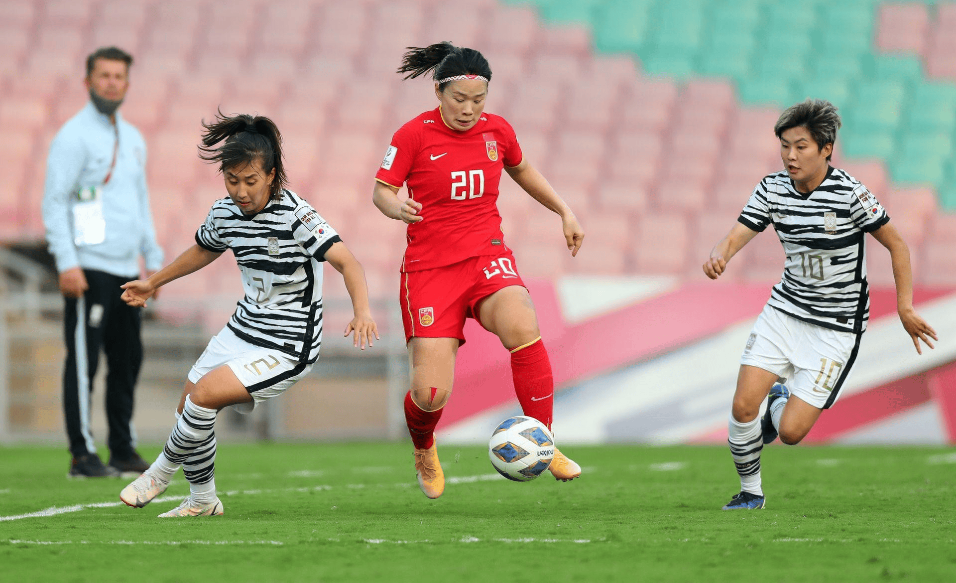 开云体育app-优秀的女足球员在比赛中展现出了自己的实力