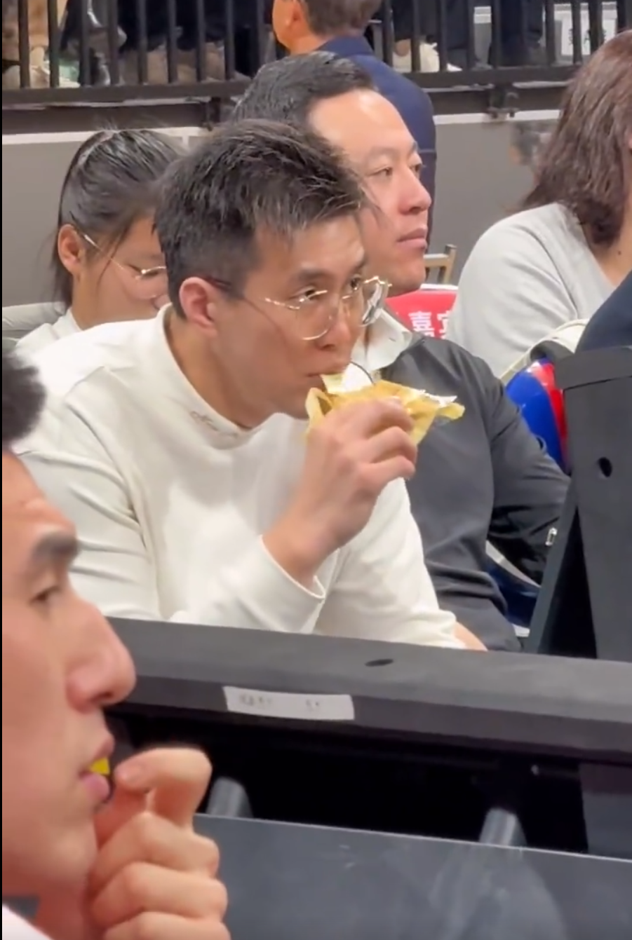 郭艾伦在场上表现抢眼却遭遇不利结果 郭艾伦在场上表现抢眼却遭遇不利结果