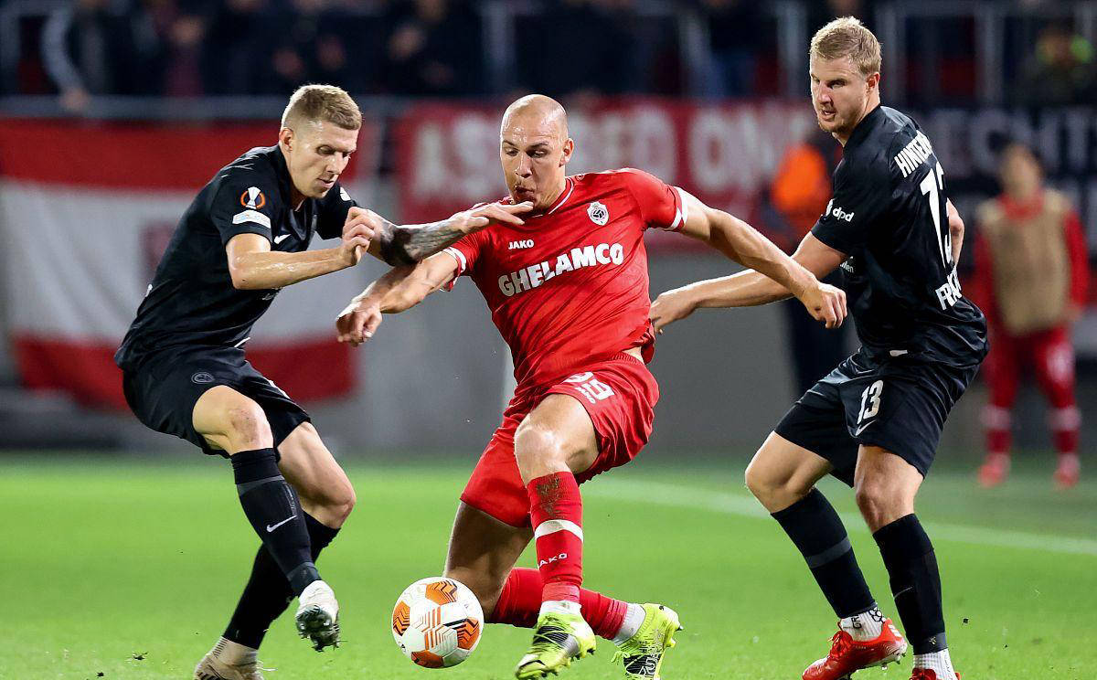 关于法兰克福队笑到最后，战胜对手的信息