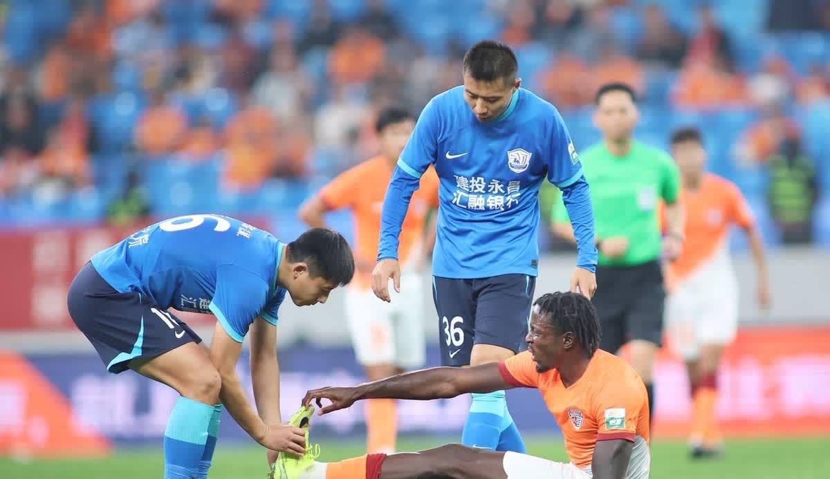 中国足球亚冠赛事再度延期，球迷期待比赛重新开打